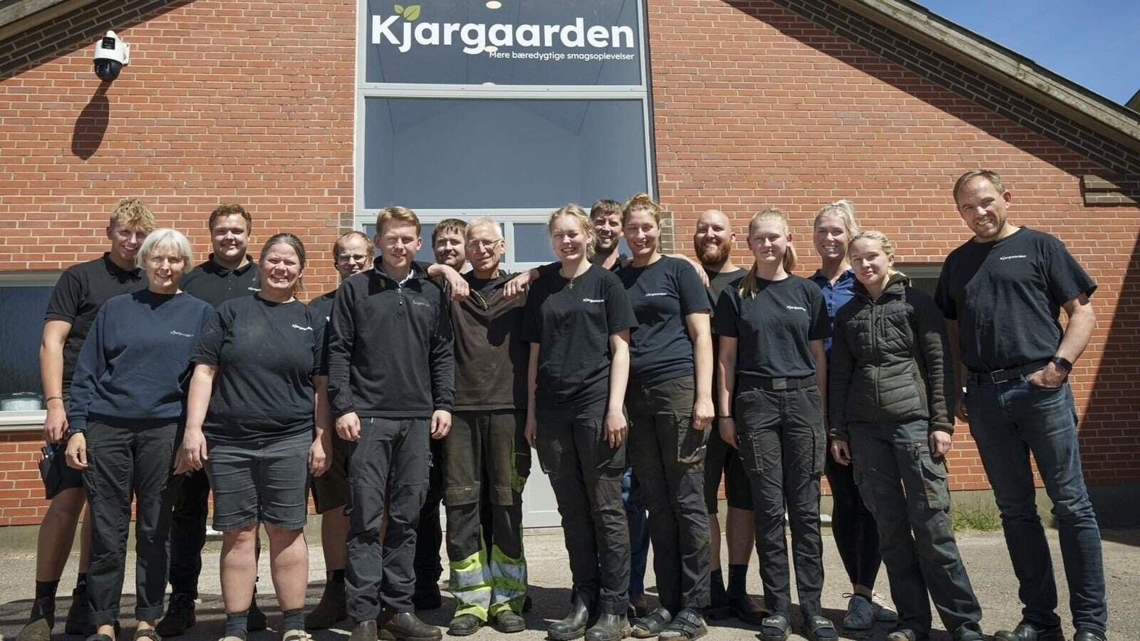 1. Gruppemedarbejdere foran Humano, bæredygtige smagsoplevelser.