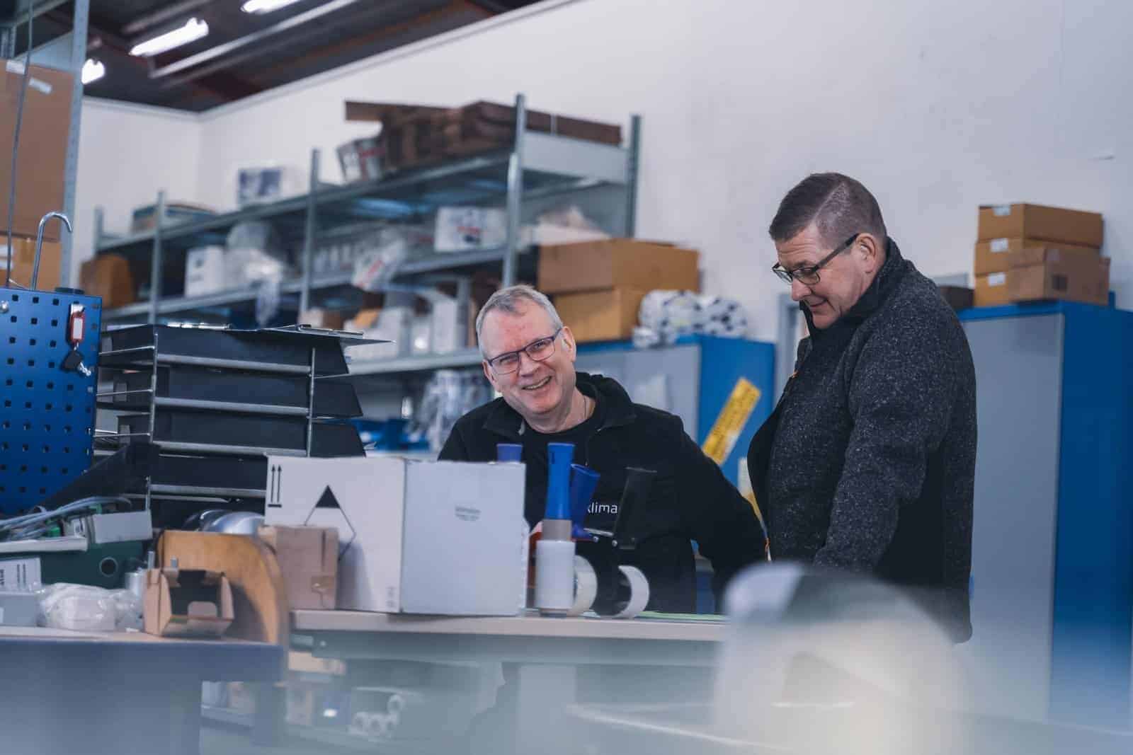 Glade arbejdsmænd i lagerindretning og logistik på warehouse.