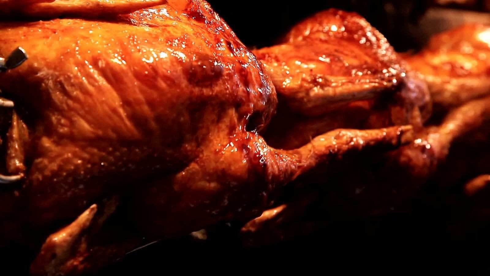 Saftig grillret af grillet kylling, perfekt til grillfester og hyggelige sammenkomster.