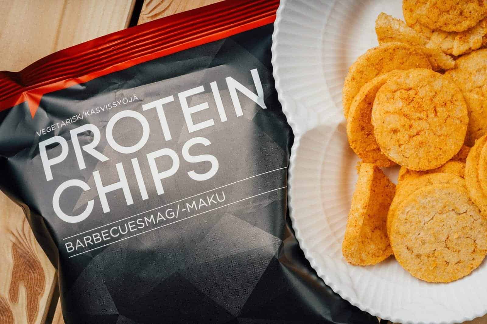 Protein chips på en tallerken, velsmagende snacks med barbecuesmag.