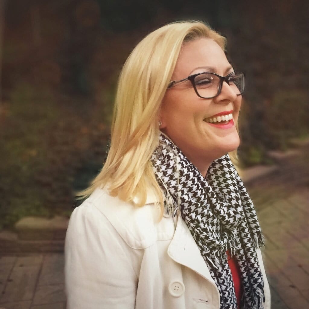 Blonde kvinde med glas, smil, udendørs, forår, moderne mode, glad, frisør, komfortabel, positiv, livsglade atmosfære.