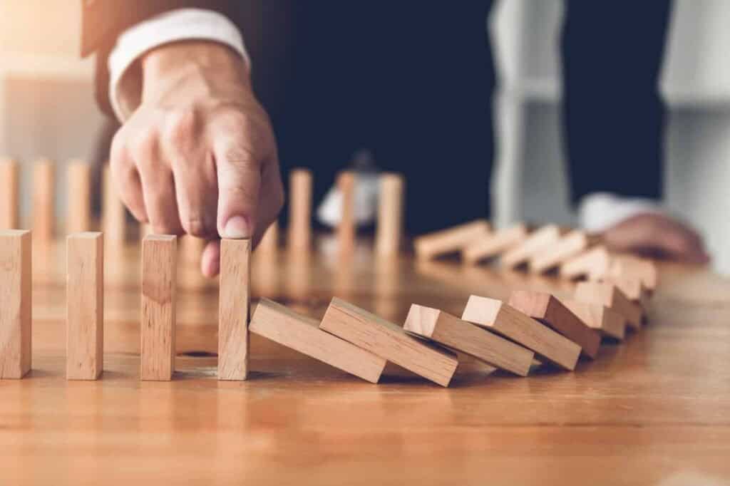 Fysisk afstivning af træklodser, balance og forstyrrelse, bæredygtigt design, håndværk.