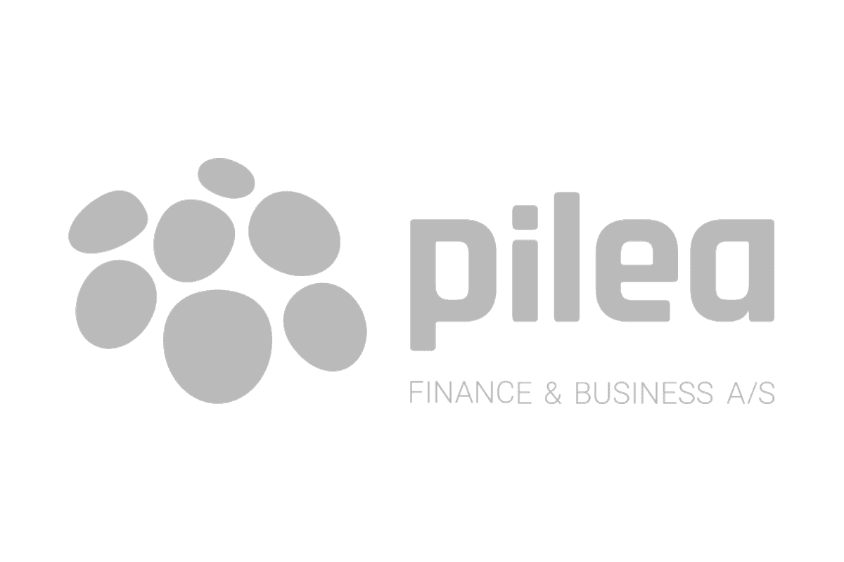 Hvid logo med grå cirkler og teksten "pilea" på en grøn baggrund.