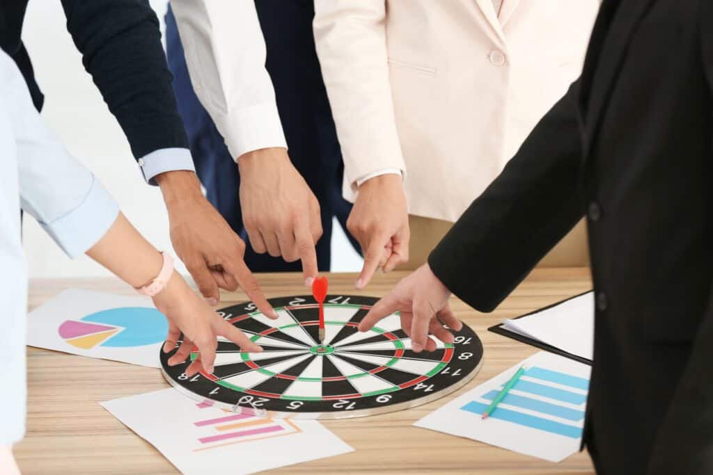 Team, der arbejder sammen om strategisk ledelse og målfastsættelse.