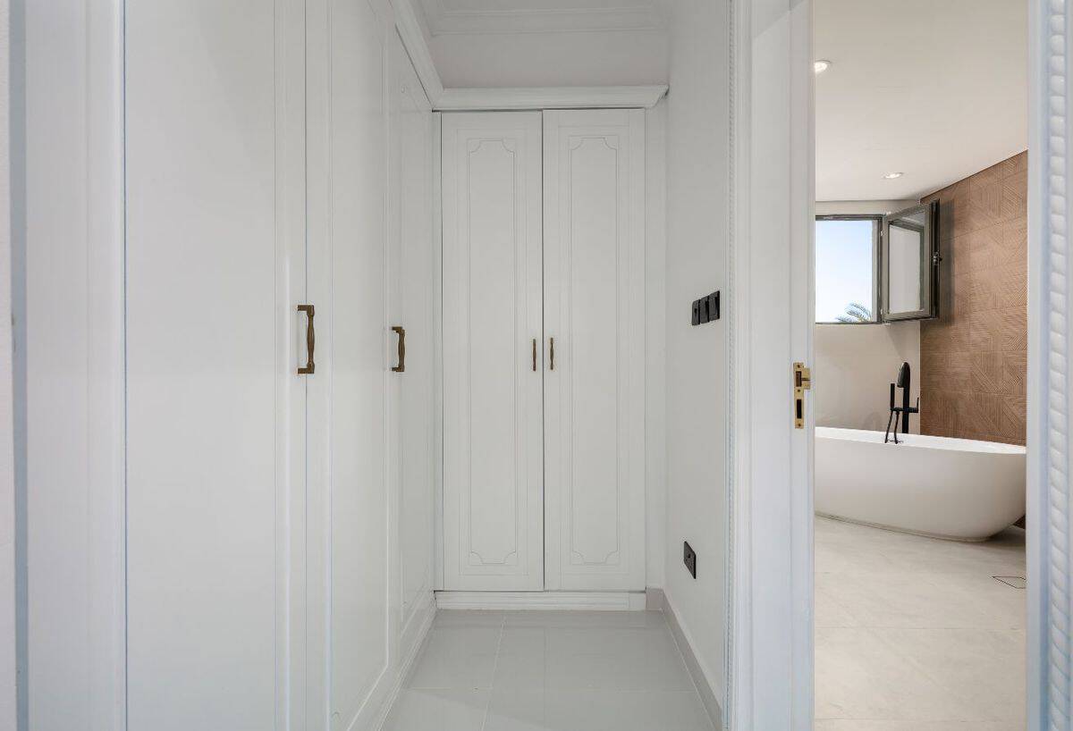 Villa Atrium Entry Ristrutturata su Frond M