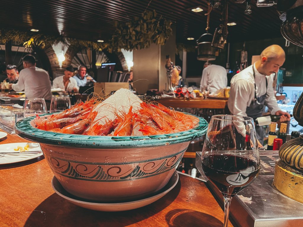 Prawns on ice at the busy bar at Nou Manolin, Alicante