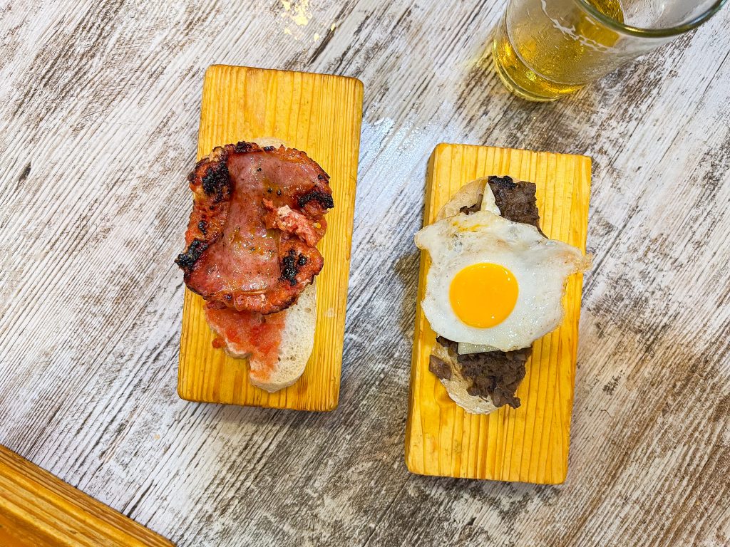 Wooden blocks with tapas at D'Tablas
