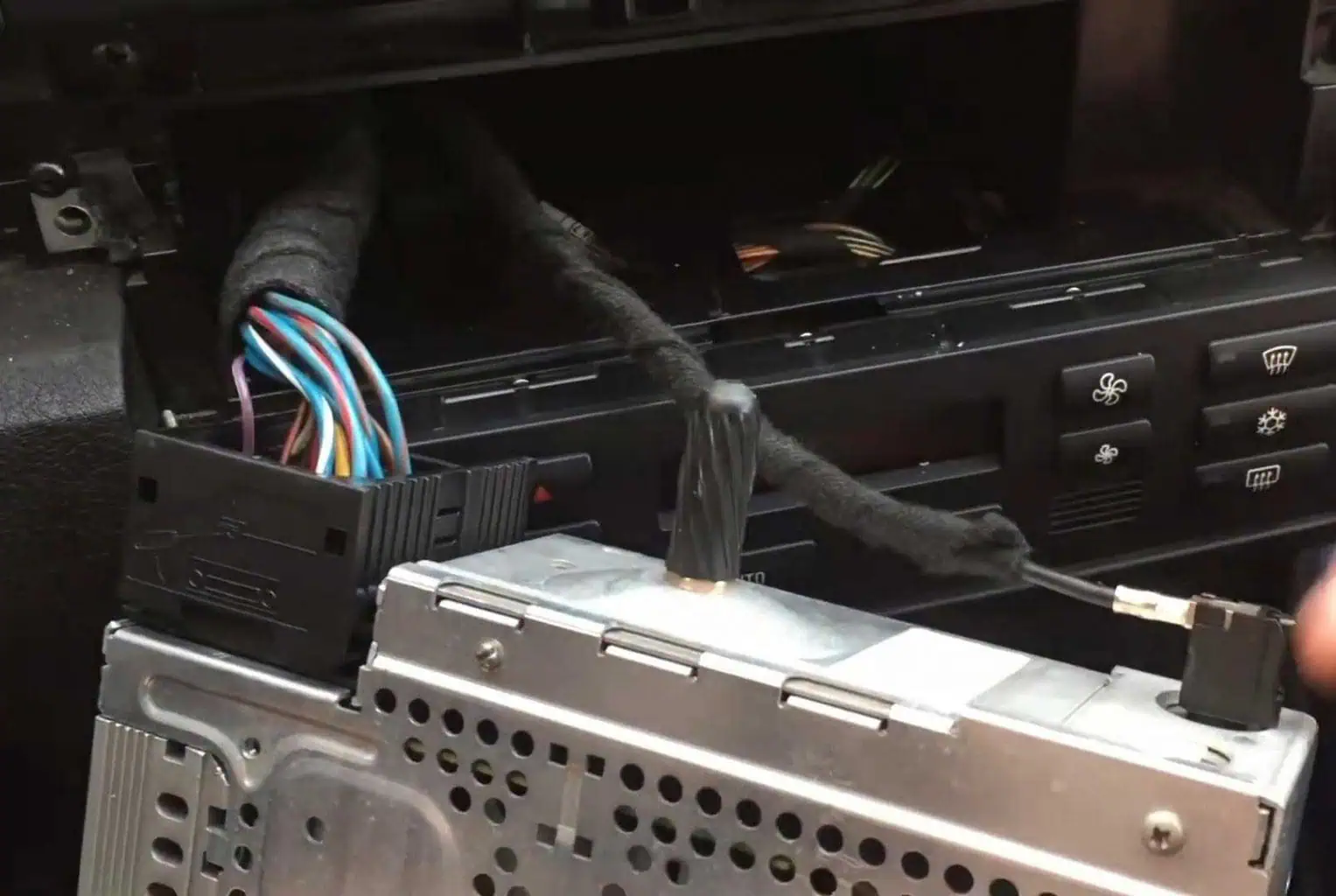 Flexibler Autoradio Adapter mit CAN-B Schnittstelle für einfaches Car-Hifi-Upgrade.