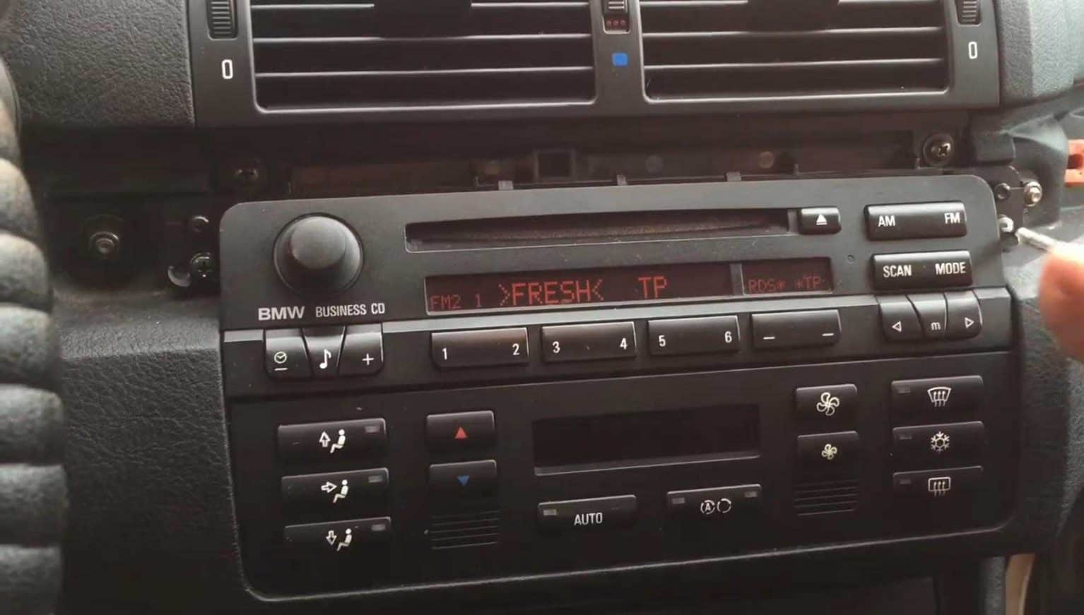 Autoradio Adapter CAN-B für BMW, einfach zu installieren.