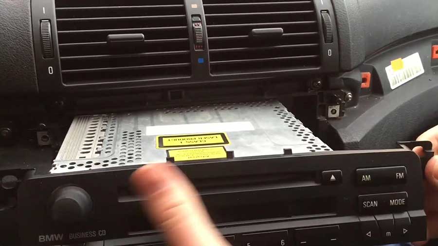 Autoradio Adapter BMW CAN-B, Einbau im Fahrzeug, Navigations- und Entertainment-System, präzise Konnektivität, hochwertiges Car Radio Zubehör.
