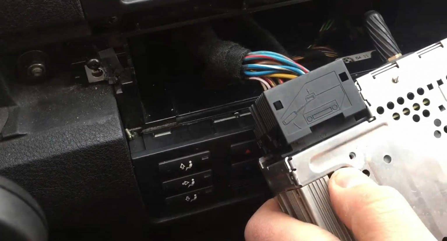 Schlusstypischer Autoradio Adapter für CAN-B, saubere Installation.