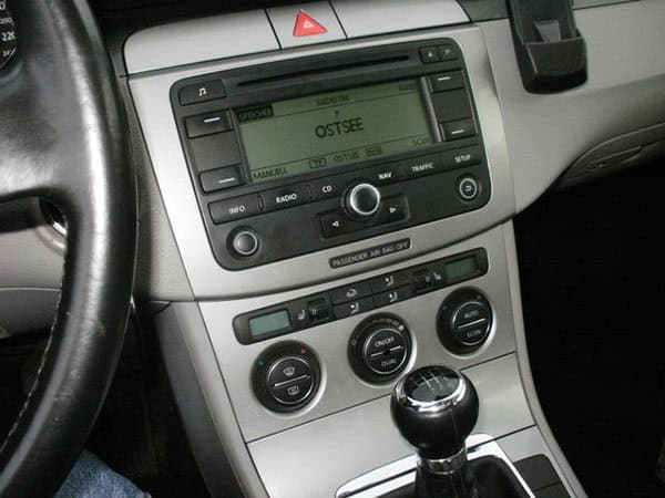 2. Hochwertiger Autoradio Adapter für CAN-B Anschluss im Fahrzeug.