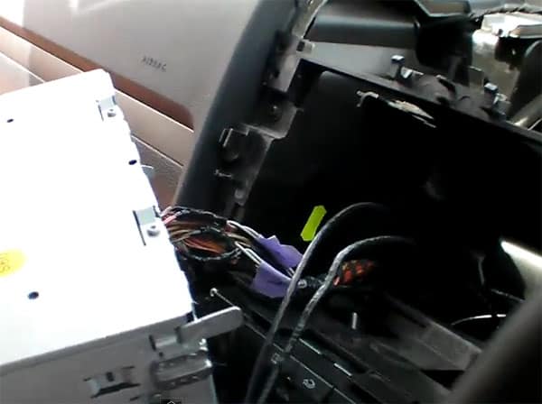 AutoRadioAdapter im Fahrzeug, CAN-B Integration für besseren Radioanschluss, modernste Technik.