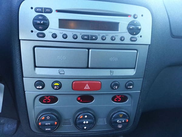 Vorderansicht eines Auto-Radioadapters mit CAN-B Integration im Fahrzeugdashboard.