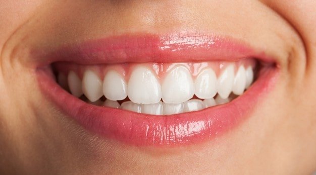 primo-piano-di-un-sorriso-perfetto_1149-1021