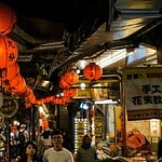 中秋節暖色燈籠，象徵節日團圓