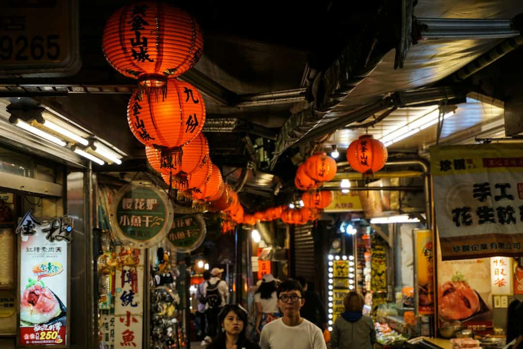 中秋節暖色燈籠，象徵節日團圓