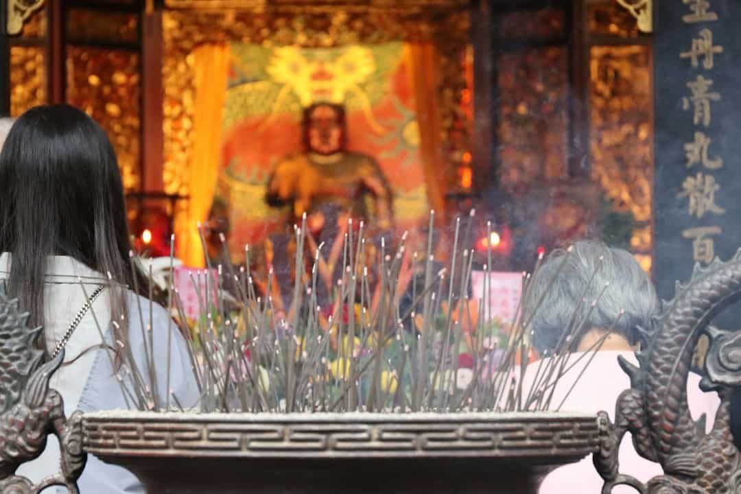 臺灣廟宇香爐與敬神意象