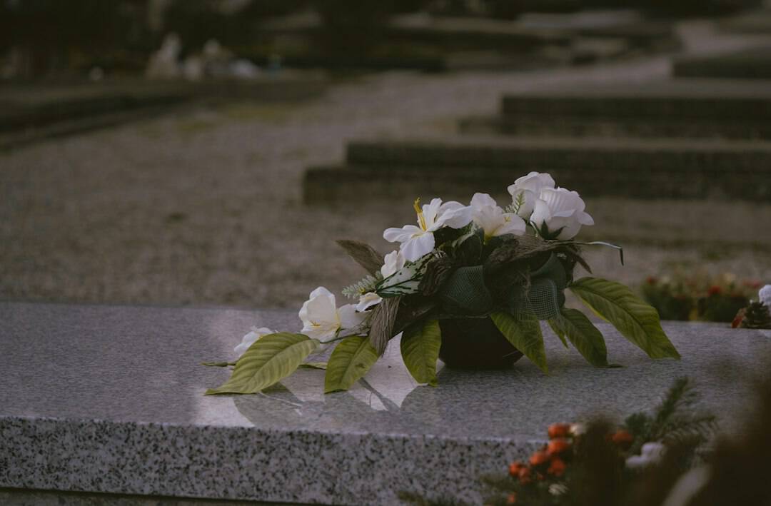 墓前花束與清明追思意象