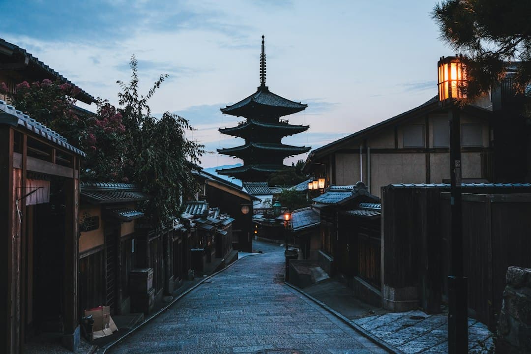 日本京都傳統街道景色，作為2027旅行規劃文章的意象照片