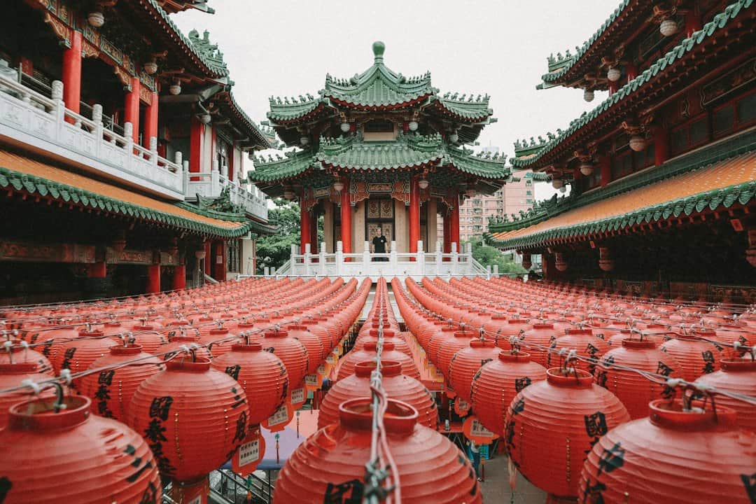 台灣傳統廟宇，作為中秋參拜土地公的場景意象