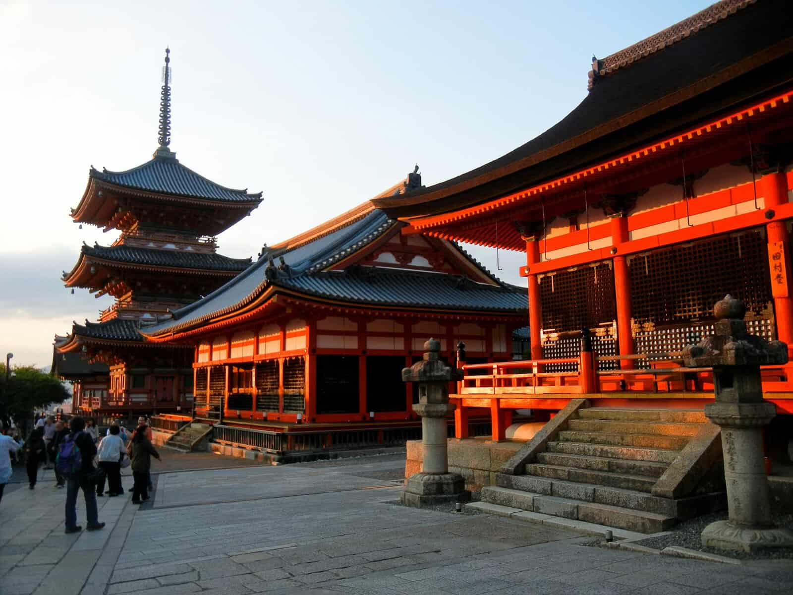日本寺社前的參拜旅客,日本勝運與必勝祈願特色圖片