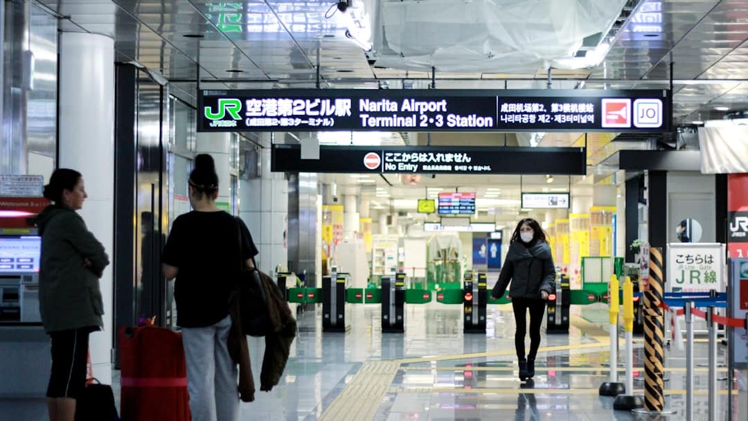 旅客抵達東京時攜帶行李的旅行情境