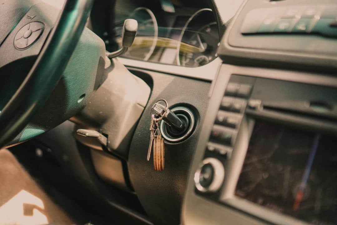 無人物的汽車方向盤與車內空間，作為換車規劃文章意象