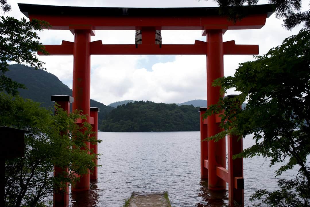 箱根蘆之湖水上鳥居與山林景色