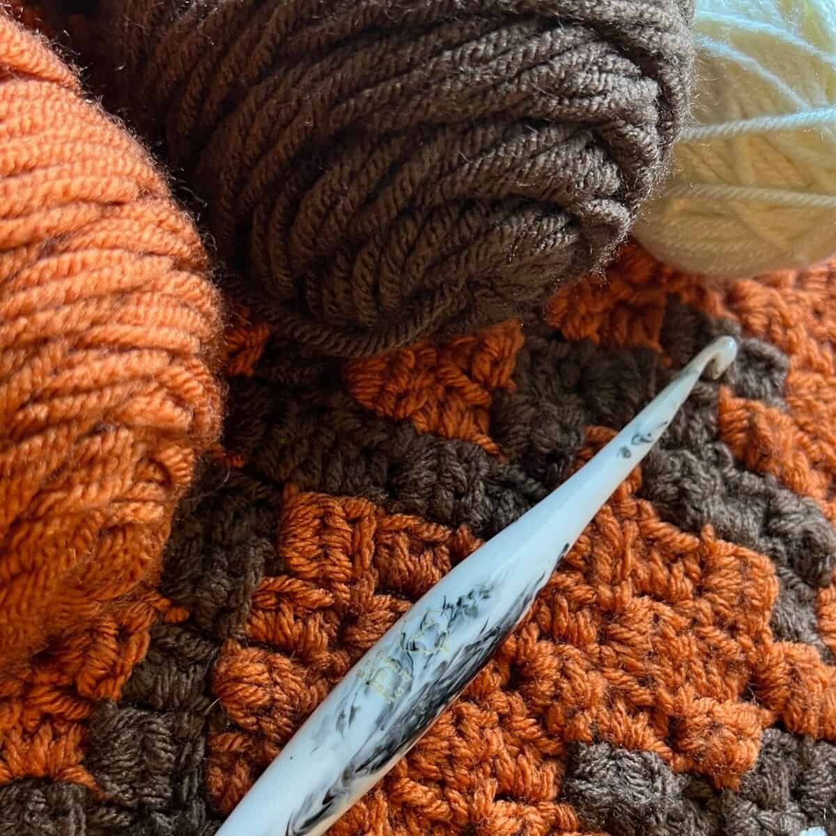 Autumn leaf crochet pillow with warm fall colors, perfect for seasonal home decoration. Handcrafted.