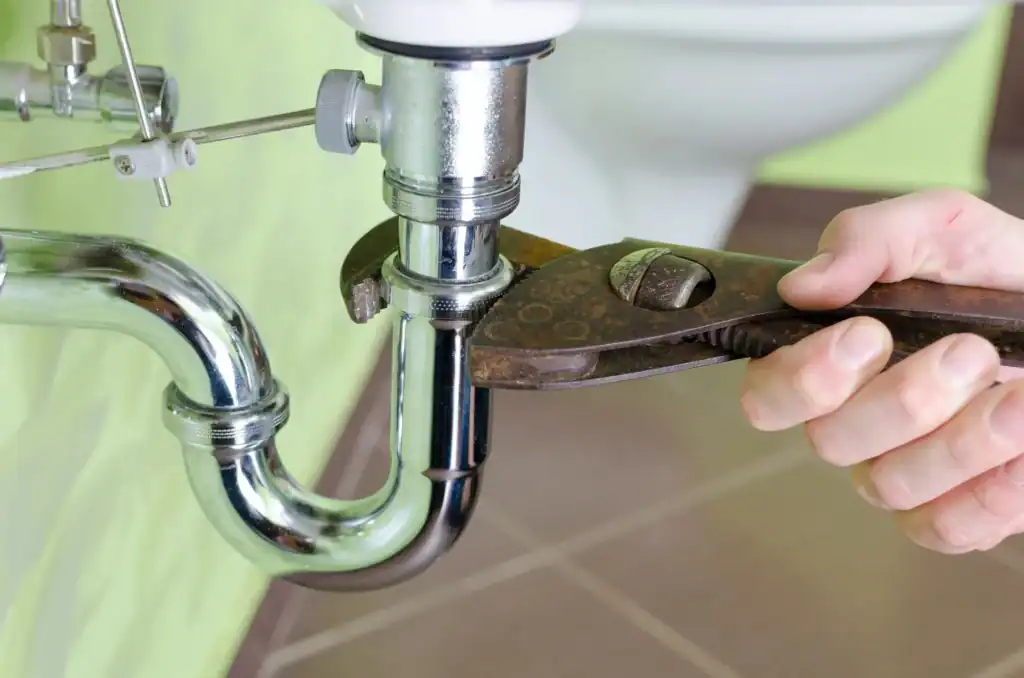 Plumber-Tightening-Sink-Drain-Pipe-With-Pliers