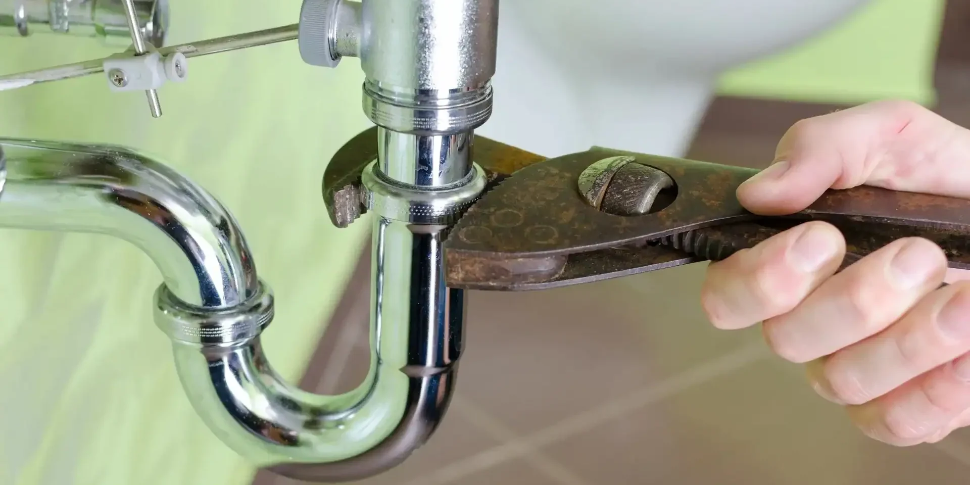 Plumber-Tightening-Sink-Drain-Pipe-With-Pliers