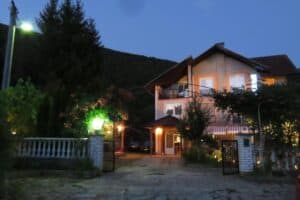 "Villa Artemida s otvorenim bazenom i pogledom na vrt, smještena u Kulen Vakufu."