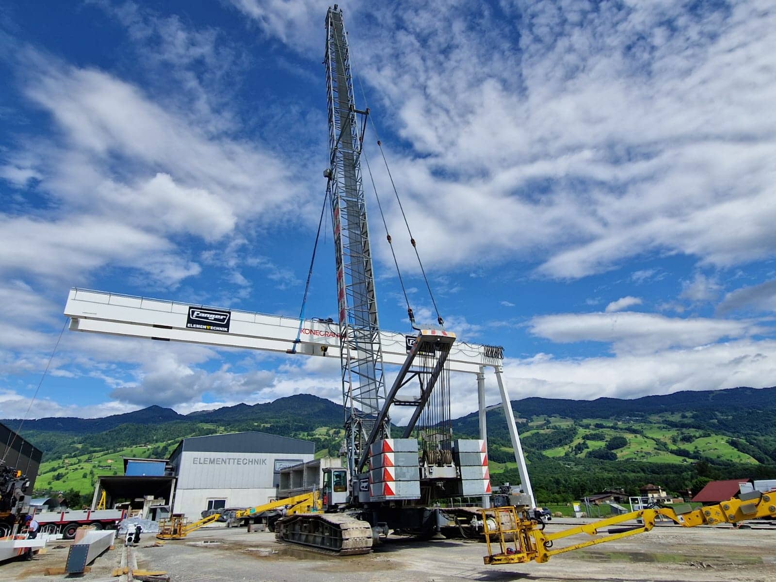 Großer Industriekran im Einsatz bei Kranreparatur in der Schweiz.