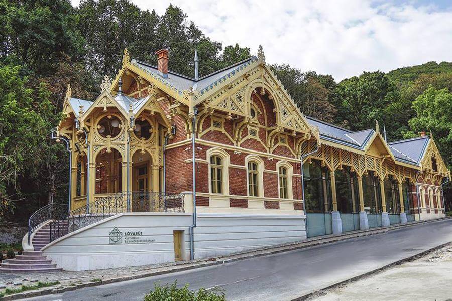 Új – Gyalogló Klub