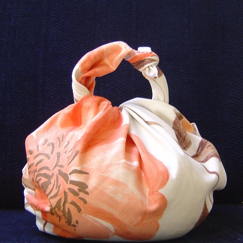 Furoshiki – japán kendőkötés bemutatóval