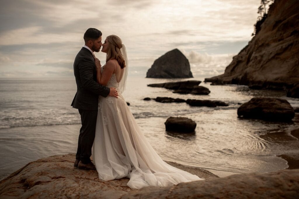 elopement couple oregon coast
