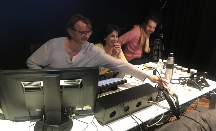 Rires et convivialité lors d'une réunion de production pour "La Nostalgie de l'Ailleurs".