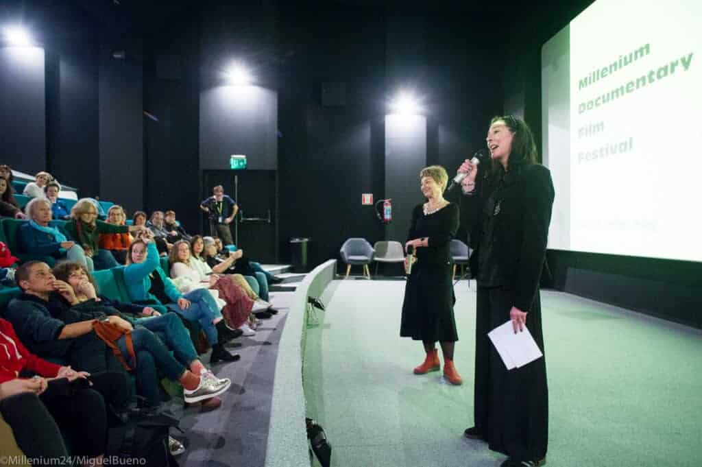 1. Femmes lors d'une projection de film au festival Millenium Documentary.