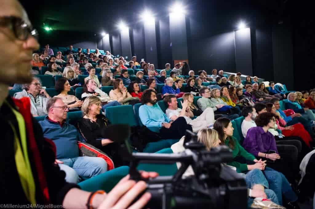 1. Spectateurs attentifs dans une salle de cinéma pour "La Nostalgie de l'Ailleurs".