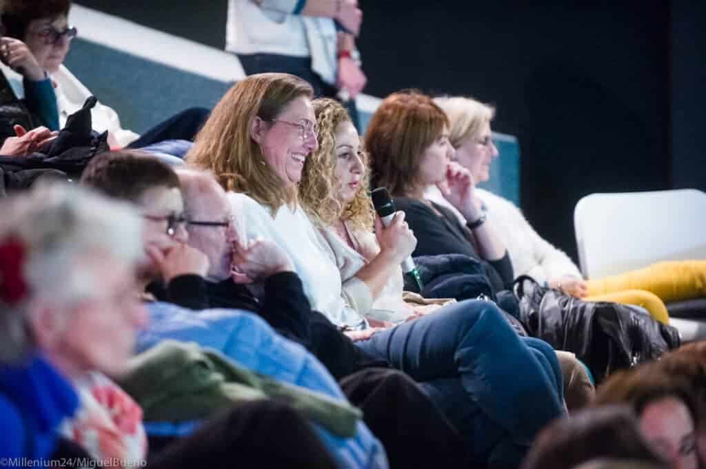 Rires d'une femme lors d'une projection du film La Nostalgie de l'Ailleurs.
