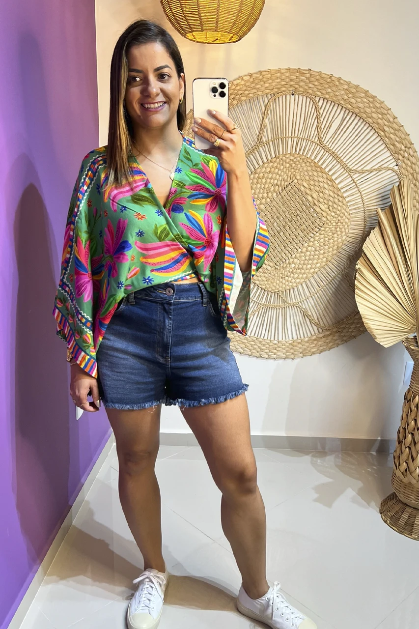 Cropped Bella em 100% viscose com amarração frontal e mangas largas. Leve, confortável e ideal para um visual sofisticado e moderno.