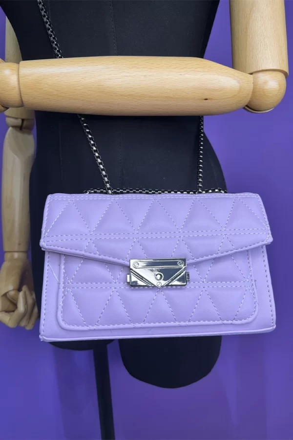 Bolsa em couro sintético com bolso interno. Design moderno e funcional, prático e versátil para acompanhar você em qualquer ocasião.