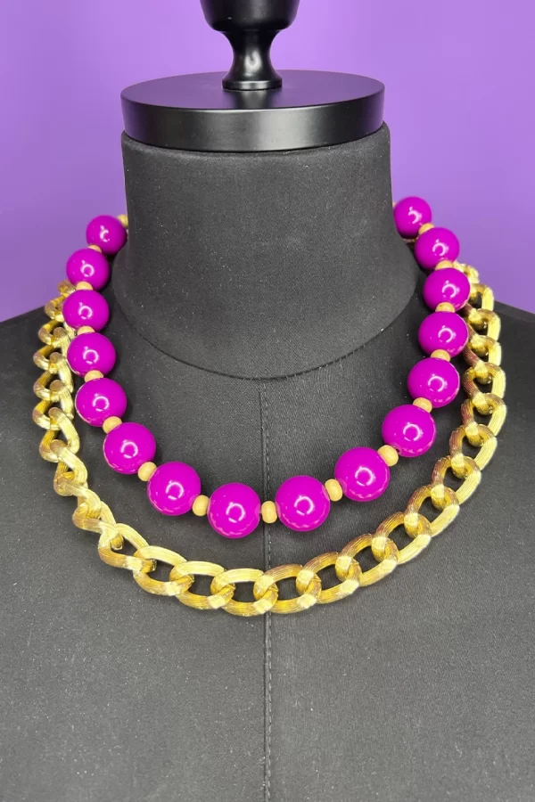 Gargantilha em metal dourado com acrílico. Um acessório moderno e sofisticado, perfeito para compor looks elegantes e cheios de estilo.