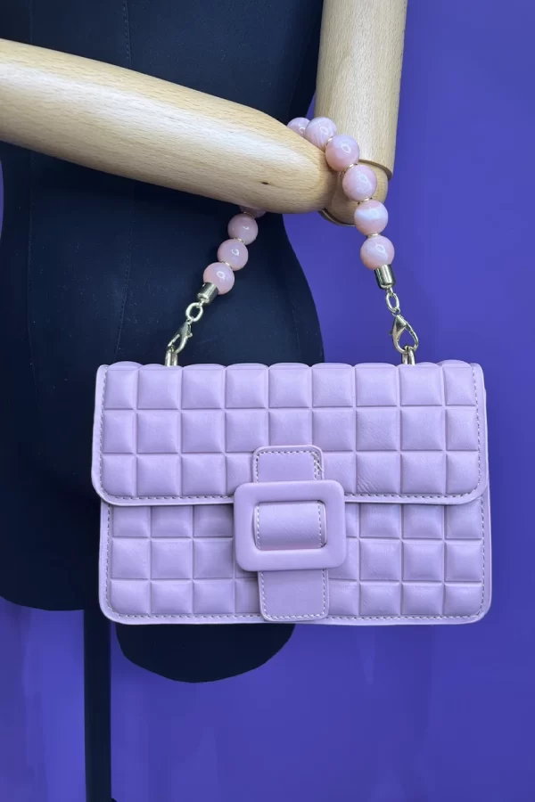 Bolsa em couro sintético com bolso interno, duas opções de alças e porta-moedas. Versátil, elegante e perfeita para diversas ocasiões.