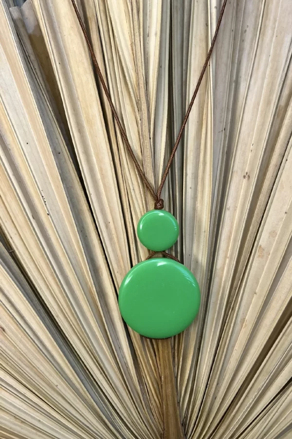 Colar em fio de nylon com resina colorida. Leveza e sofisticação em um design moderno e versátil