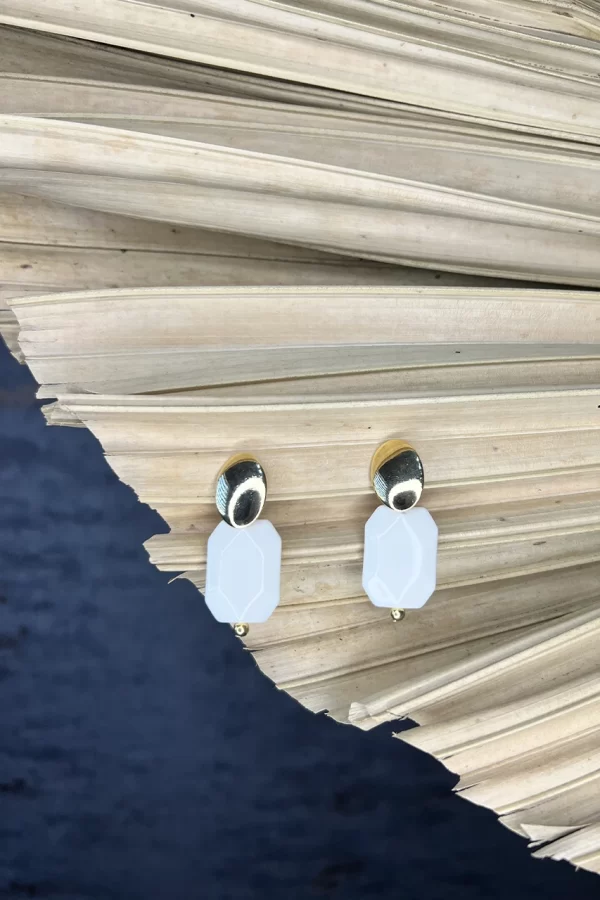 Metal de alta qualidade, este acessório apresenta detalhes em acrílico no formato baguete, trazendo um design sofisticado e moderno. A combinação de materiais proporciona leveza e elegância, ideal para compor looks versáteis e estilosos.
