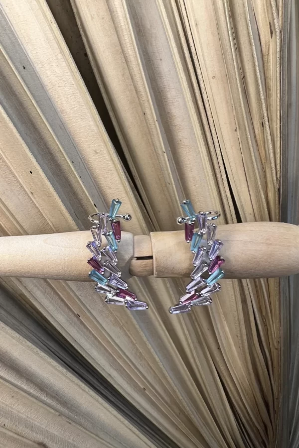 Acessório em metal com zircônia colorida. Sofisticado e vibrante, ideal para compor looks modernos e elegantes.