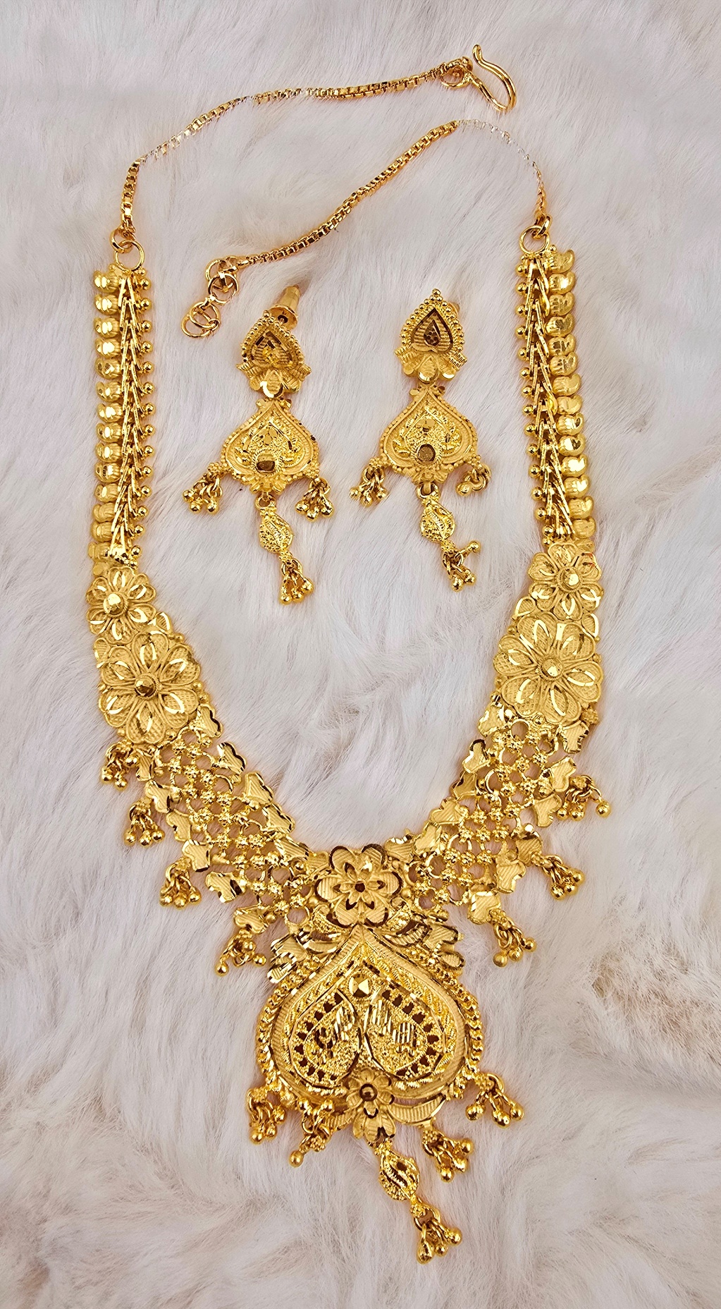 Floral Circular Pendant Forming Necklace Set (N-029)