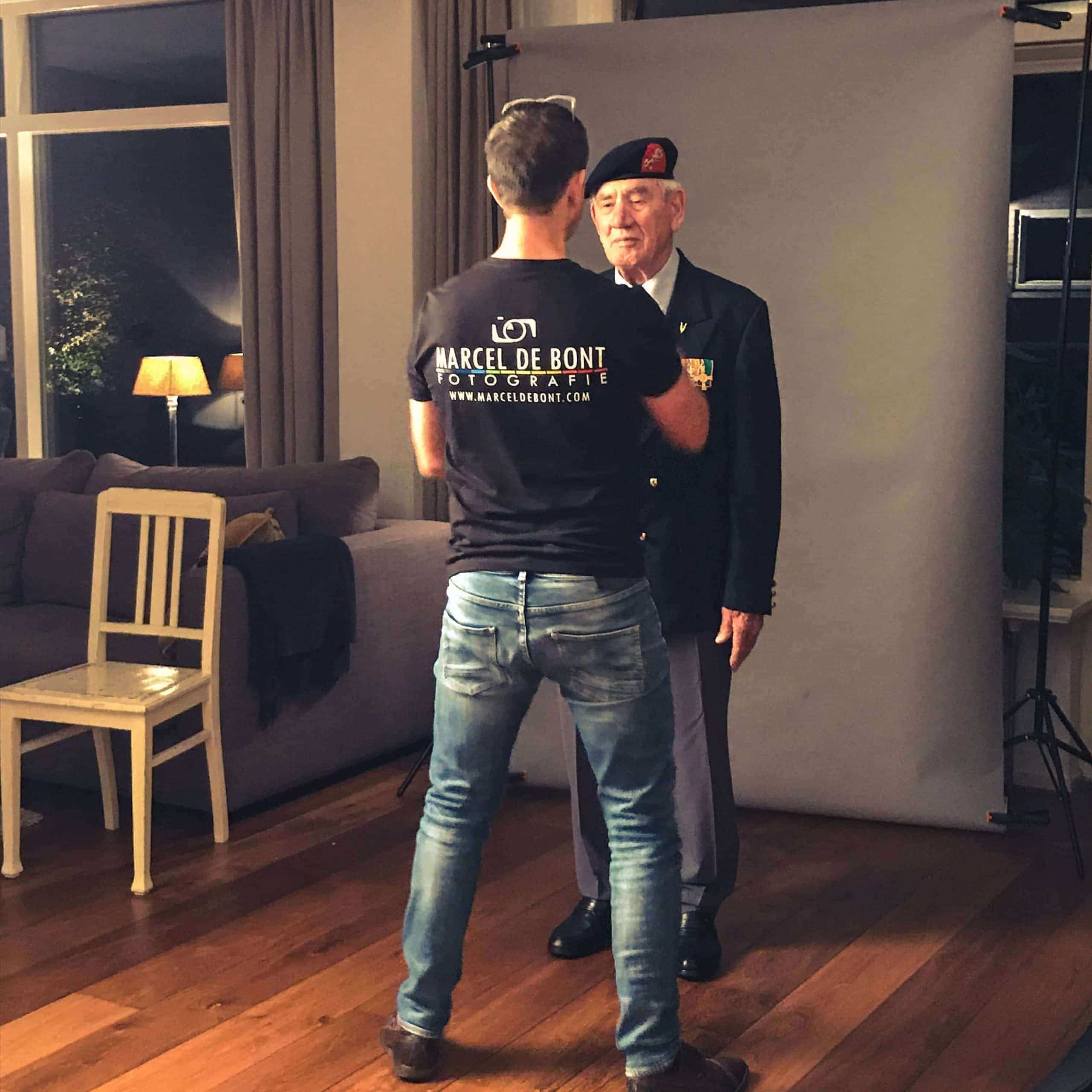 BTS waar de fotograaf het menu van de oude veteraan controleert en alles netjes recht zet.